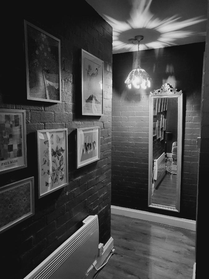 Romeo & Juliet's With Private Parking Apartment *