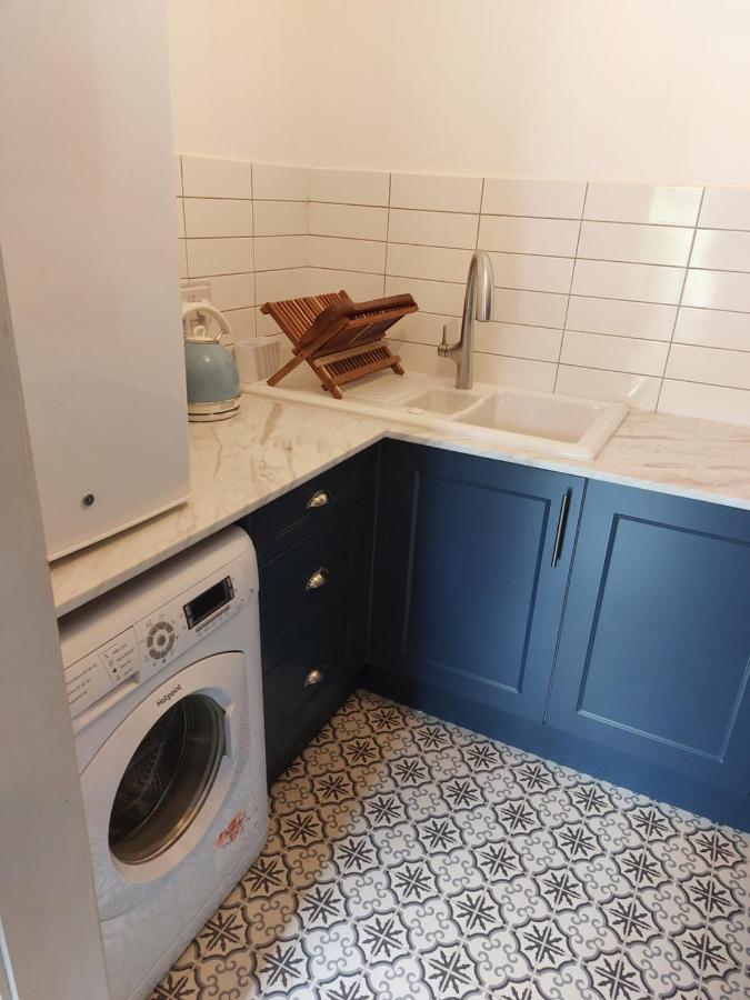 Romeo & Juliet's With Private Parking Apartment